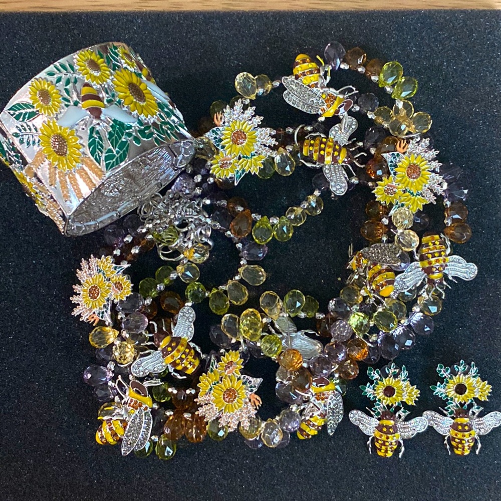 Sassy Jones Queen Bee Set - NWOT